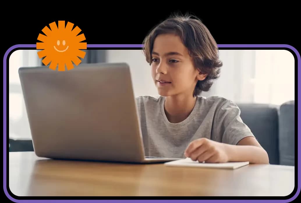 Niño programando en su laptop durante una clase online